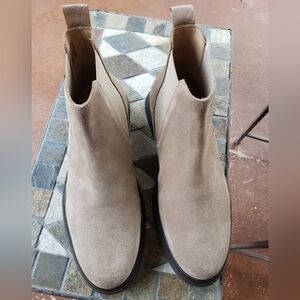 ~9.5M La Canadienne Waterproof Italian Suede Chelsea Boot $475 Suggested Retail